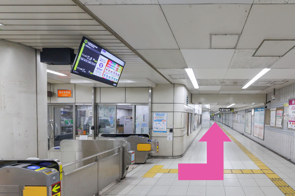 ①改札を出て、左手に進みます