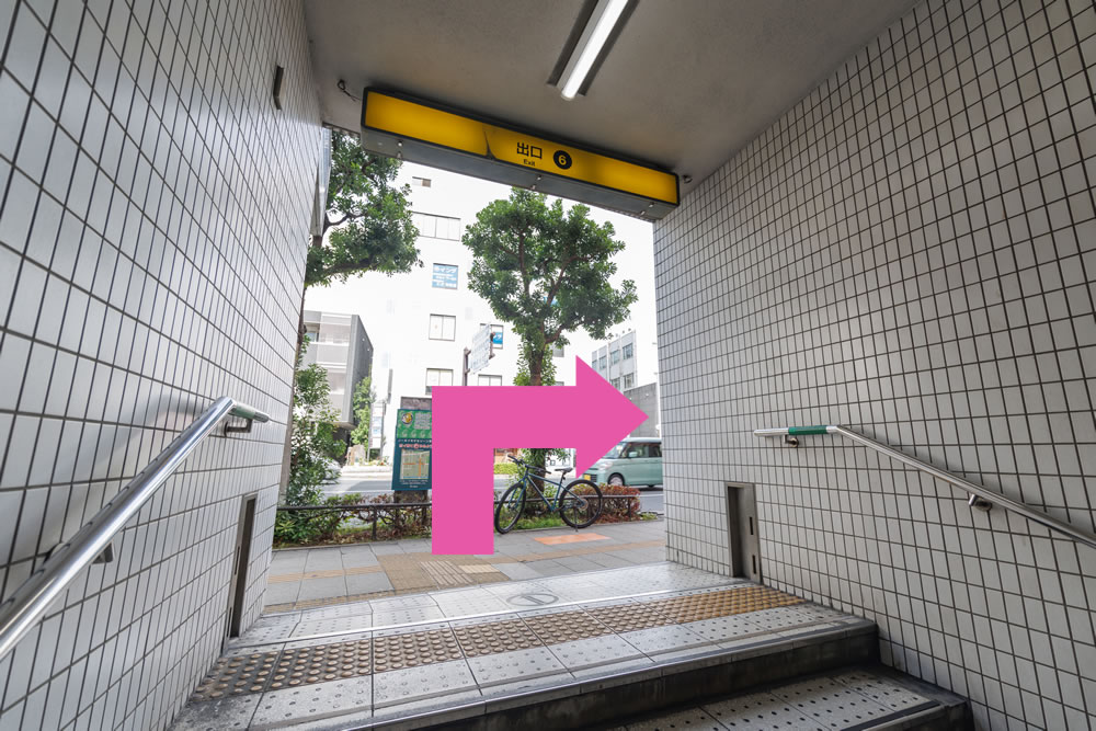③階段を上り、右に曲がります