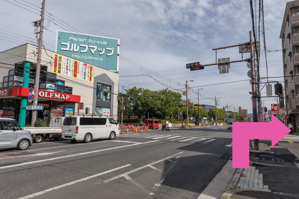 ⑤日建産業の角の交差点を右に曲がります