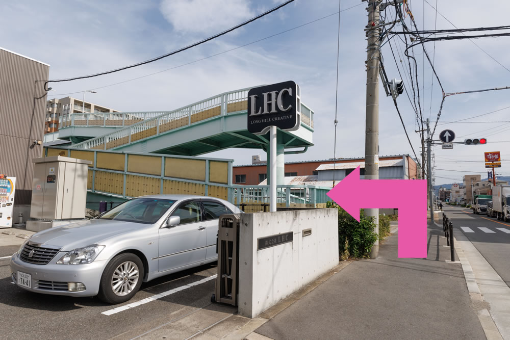 ①寝屋川沿いの南の通りから歩道橋に入ります