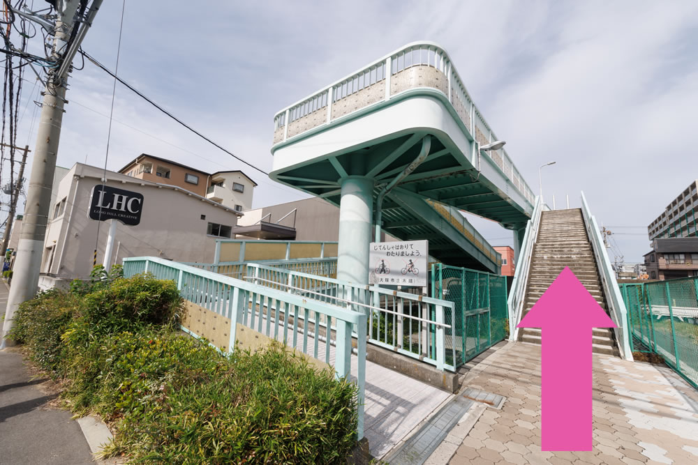 ②歩道橋を上ります