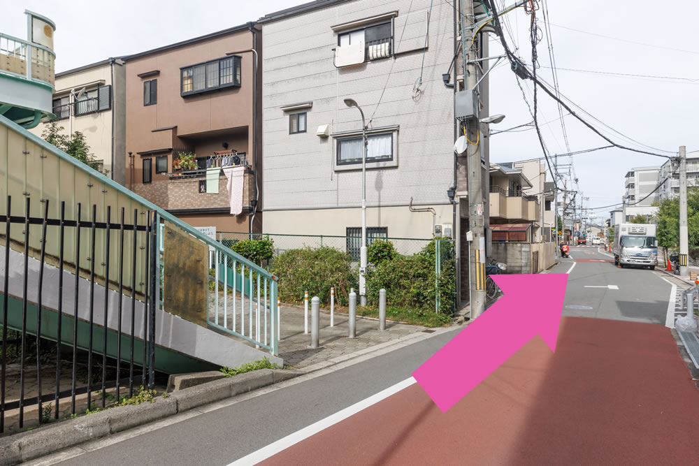 ⑤下りたあと、そのまままっすぐ進みます<br>寝屋川沿いの北の通りから来られる人は、歩道橋の下の道を曲がってください