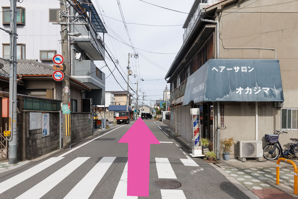 ⑥道路に沿って交番のある通りを進みます